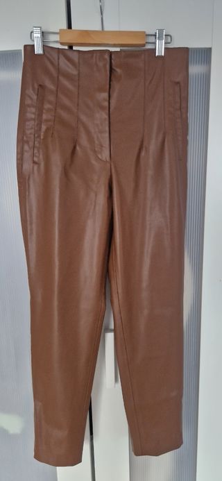 Pantalones polipiel marrón