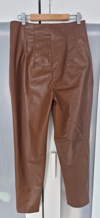 Pantalones polipiel marrón