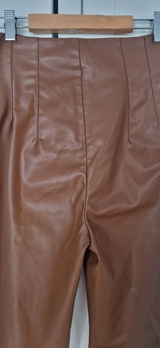 Pantalones polipiel marrón