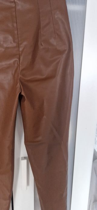 Pantalones polipiel marrón