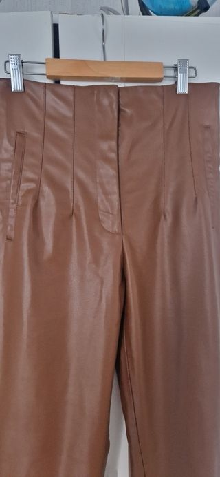 Pantalones polipiel marrón