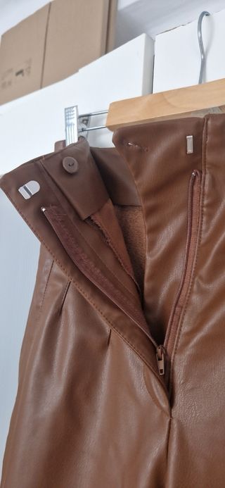 Pantalones polipiel marrón
