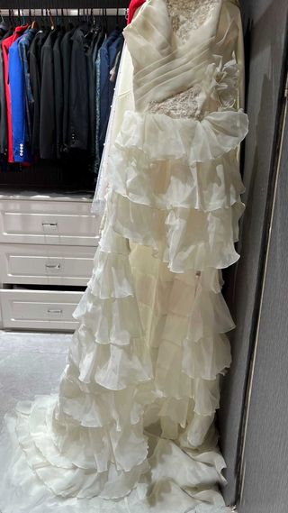 Vestido de novia con falda corta y cola larga