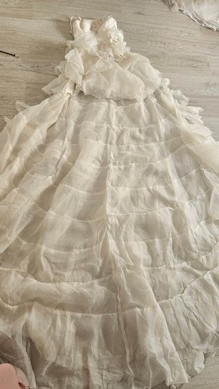 Vestido de novia con falda corta y cola larga