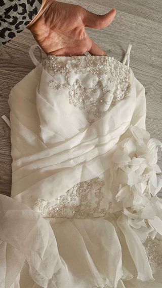 Vestido de novia con falda corta y cola larga