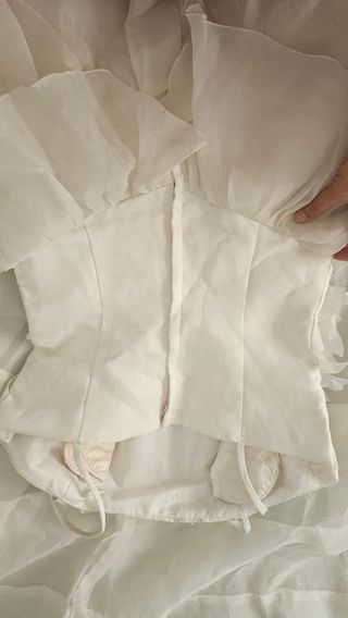 Vestido de novia con falda corta y cola larga