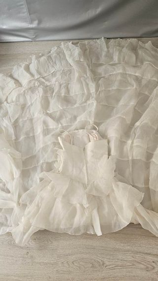 Vestido de novia con falda corta y cola larga
