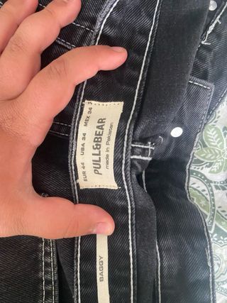 Shorts cortos baggy negros con detalles en blanco