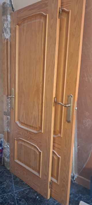 Puertas de madera maciza.