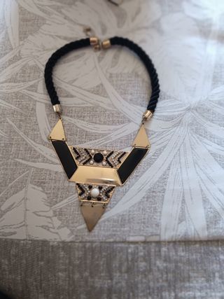 Colgante dorado y negro