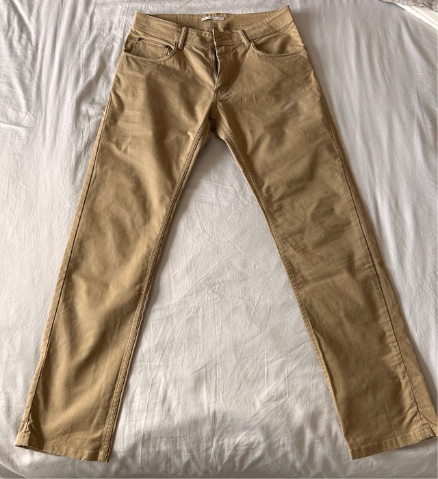 Pantalón chino beige hombre.