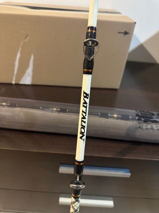 2 canne da traina, 1 penna da 20 libbre e 12/30 