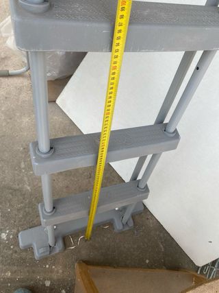 Escalera para piscina desmontable.