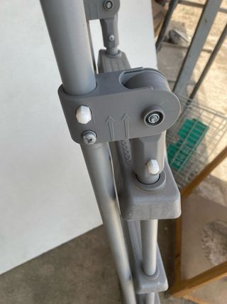 Escalera para piscina desmontable.