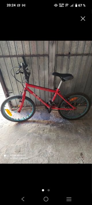 Bicicleta roja para jóvenes