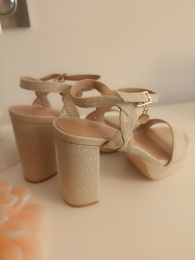 Sandalias beis y doradas brillantes muy cómodas