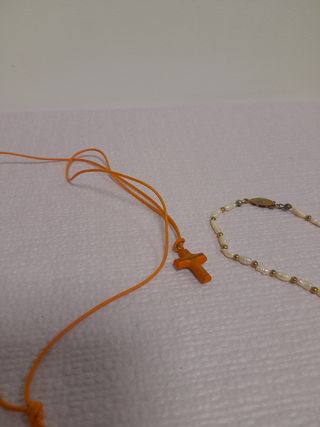 Pulsera y collar dorados con perlas