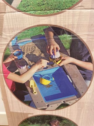 Mesa con bancos de juego