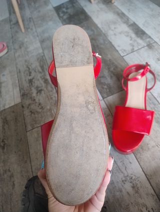 Sandalias, Cuñas rojas charol