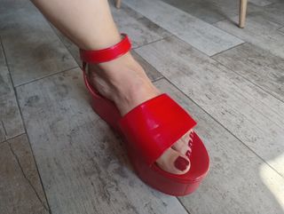 Sandalias, Cuñas rojas charol