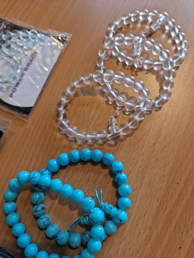 Pulseras y pendientes nuevos