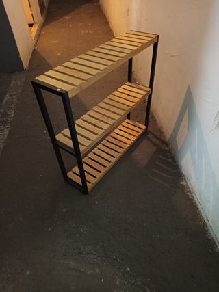 Estantería de madera y metal negra