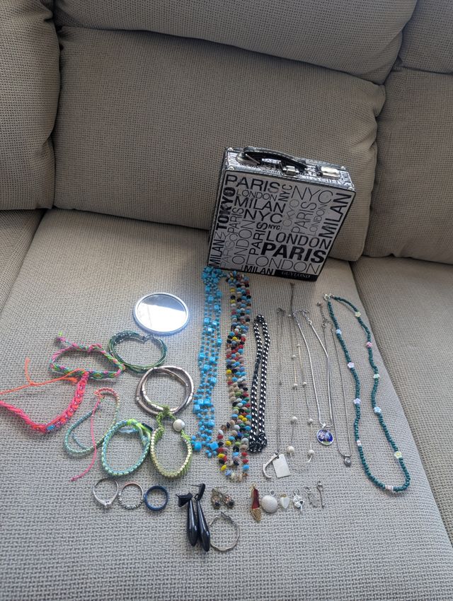 Maletín: joyero, maquillaje,... Pendientes