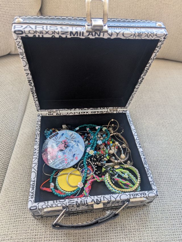 Maletín: joyero, maquillaje,... Pendientes