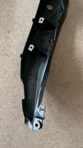 TAPA BAJO ASIENTO MT03 NEGRA