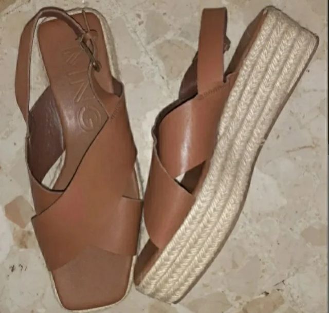 Sandalias planas marrones