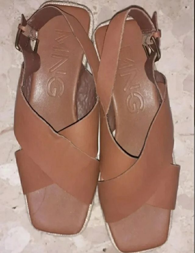 Sandalias planas marrones