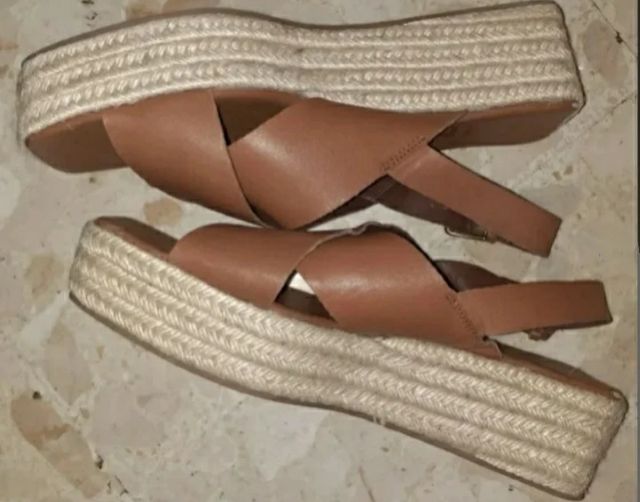 Sandalias planas marrones