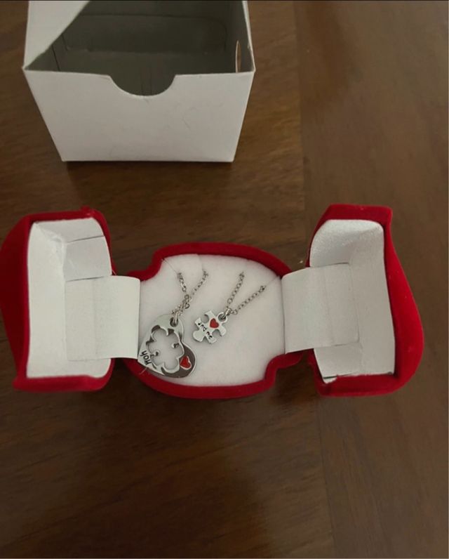 Set di due collane con scatola nuovo