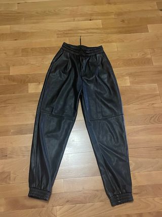 Pantalón de cuero sintético