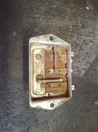Regulador corriente Seat 600
