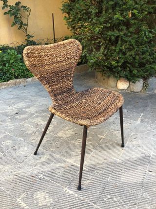 Silla de mimbre marrón oscuro