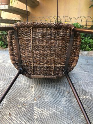 Silla de mimbre marrón oscuro