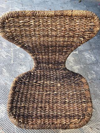 Silla de mimbre marrón oscuro