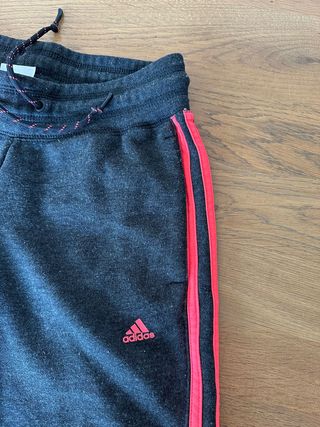 Pantalones chandal Adidas gris oscuro, talla XS
