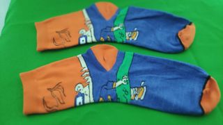 Calcetines divertidos azul y naranja