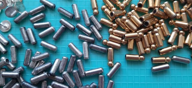 Componentes bisutería: anillos, cierres, pins ...