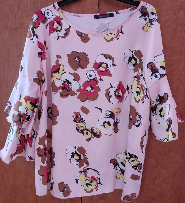 Blusa satinada rosa estampado flores