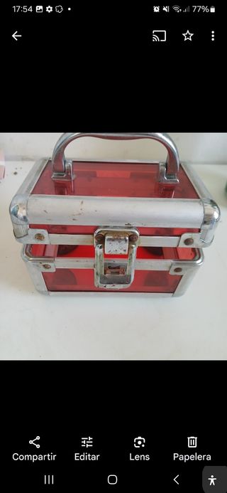 Cofre vintage rojo y plateado
