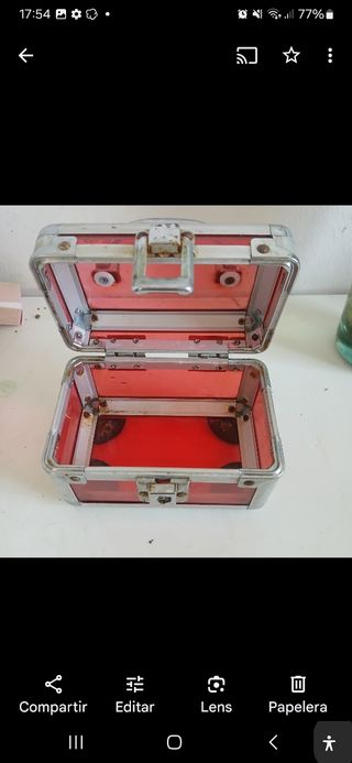 Cofre vintage rojo y plateado