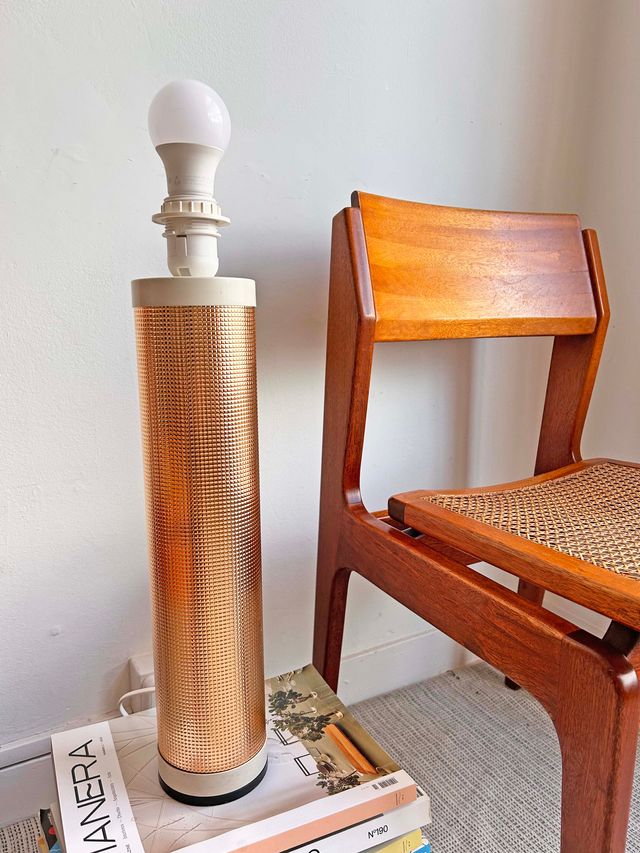 LÁMPARA DE MESA COLOR COBRE