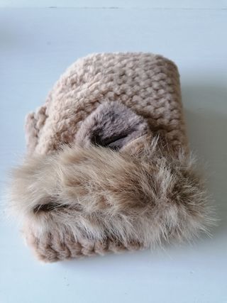 Cappello e scaldacollo invernale beige
