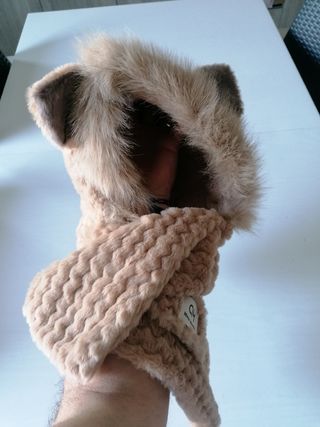 Cappello e scaldacollo invernale beige