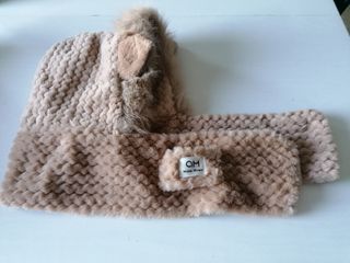 Cappello e scaldacollo invernale beige
