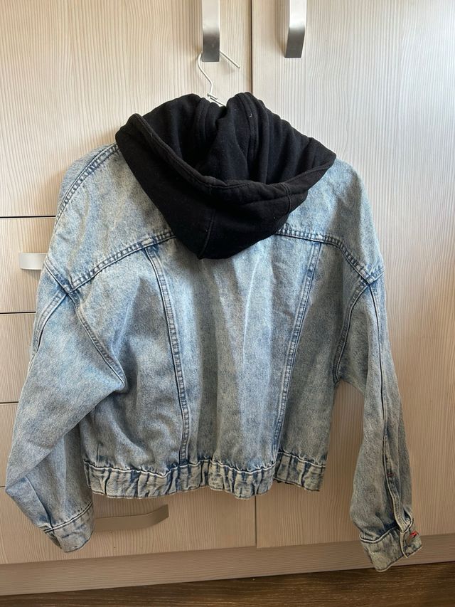 Cazadora vaquera con capucha