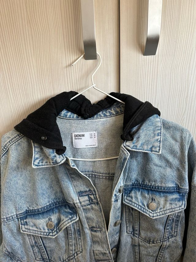 Cazadora vaquera con capucha